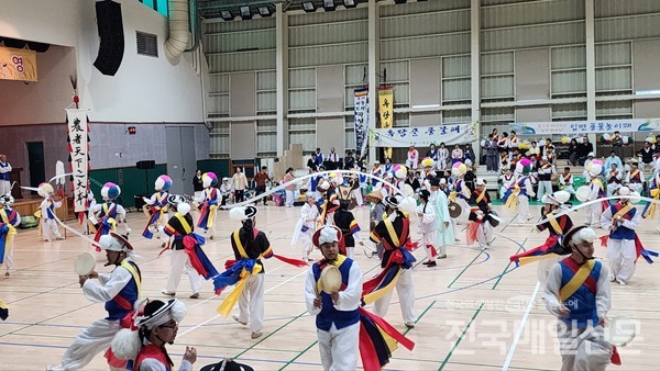 전남 곡성군 농악연합회는 전통 농악의 계승과 발전을 위해 지역 농악인들이 한자리에 모이는 ‘곡성군 농악인 한마음 대회’를 최근 곡성레저문화센터 운동장에서 성공적으로 개최했다.