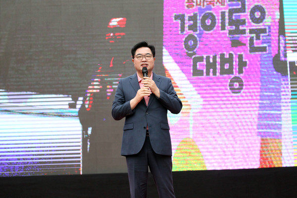 박일하 동작구청장이 지난해 10월 대방공원에서 열린 제12회 대방동 용마축제에 참석해 인사말을 하고 있다. [동작구 제공]