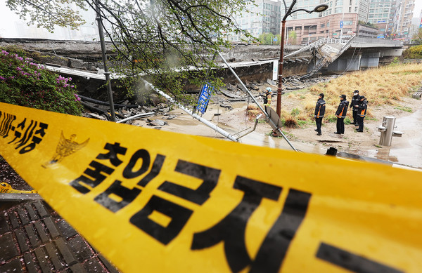 지난해 4월 5일 오전 교량 양쪽에 설치된 보행로 중 한쪽 보행로가 갑자기 무너져 내리며 1명이 숨지고 1명이 다치는 사고가 발생한 경기도 성남시 정자교에서 소방 등 관계자들이 분주하게 움직이고 있다. [연합뉴스]